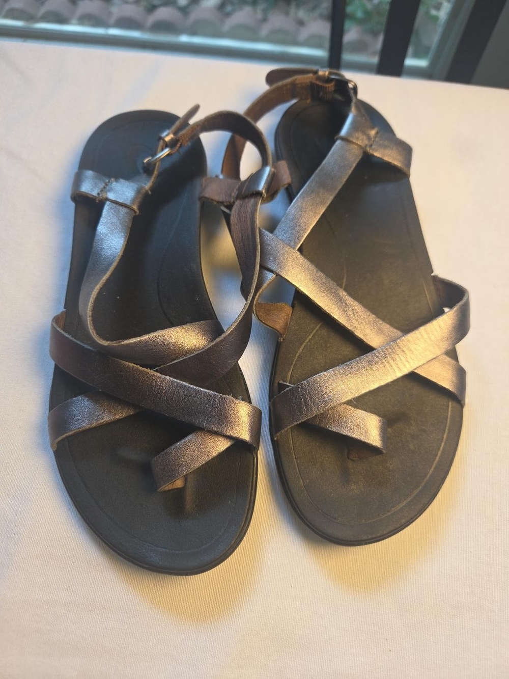 OluKai Upena Leather Sandals Size 7 Black Silver Metallic